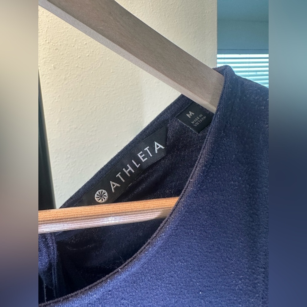 Elegant Athleta Navy Sleeveless Top - size Medium, used - Picture 2 of 4